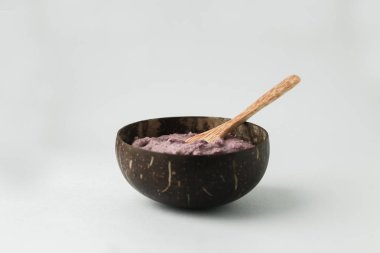 Sağlıklı güler yüzlü kase, Hindistan cevizi kabuğu ve tahta kaşık yapılmış el yapımı tabak