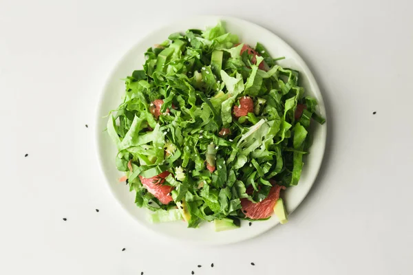 Gesunder grüner veganer Salat mit Grapefrucht auf weißem Teller — Stockfoto