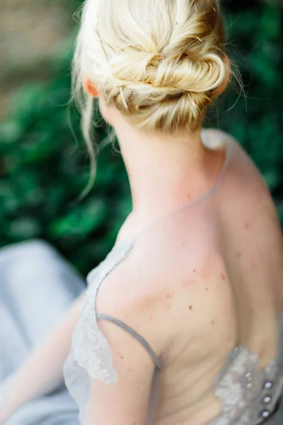 Atemberaubende Haare Braut Porträt in schönen blauen Brautkleid — Stockfoto