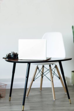 En az çalışma yeri evde bilgisayar, photocamera ve kaktüs