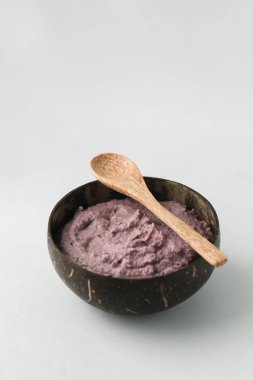 Sağlıklı güler yüzlü kase, Hindistan cevizi kabuğu ve tahta kaşık yapılmış el yapımı tabak