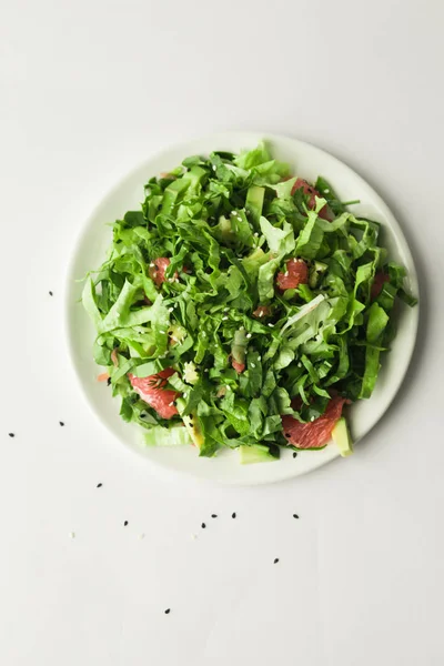 Salada vegan verde saudável com grapfruit em prato branco — Fotografia de Stock