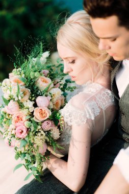 Gelin ve damat çarpıcı portre birbirlerine ihale kucaklamak