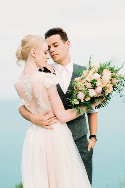 Impresionante retrato de novia y novio abrazarse tierno —  Fotos de Stock