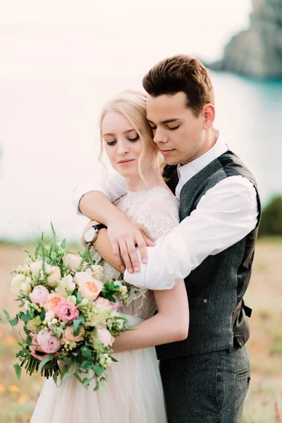 Impresionante retrato de novia y novio abrazarse tierno —  Fotos de Stock