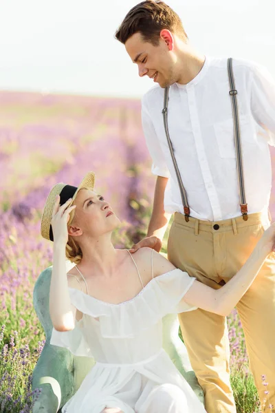 Hermoso retrato de novia y novio en el campo de lavanda —  Fotos de Stock