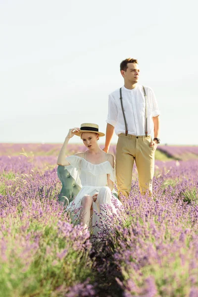 Hermoso retrato de novia y novio en el campo de lavanda —  Fotos de Stock