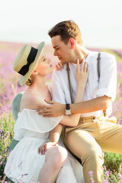 Hermoso retrato de novia y novio en el campo de lavanda —  Fotos de Stock