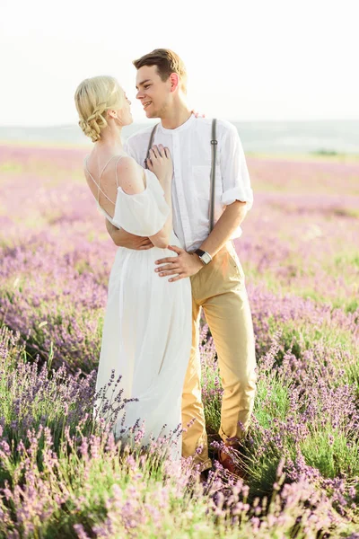 Hermoso retrato de novia y novio en el campo de lavanda —  Fotos de Stock