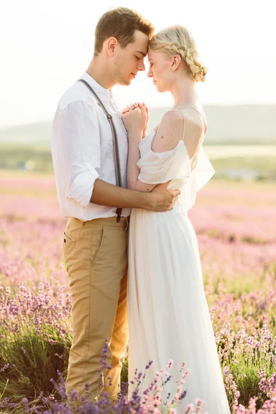 Hermoso retrato de novia y novio en el campo de lavanda —  Fotos de Stock