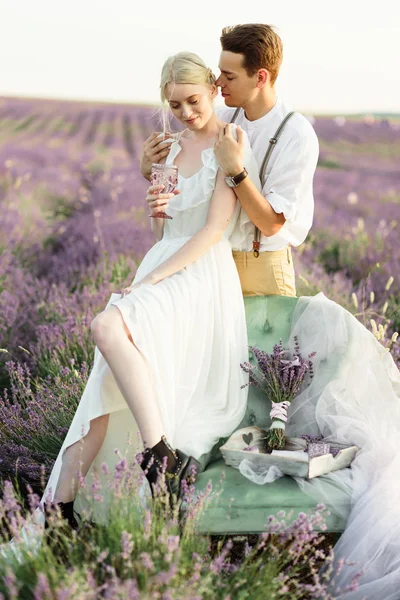 Hermoso retrato de novia y novio en el campo de lavanda —  Fotos de Stock