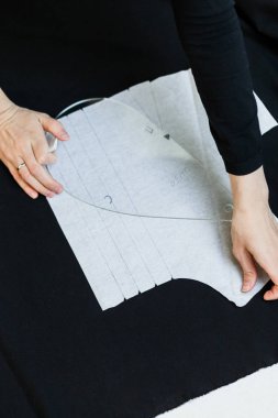 Güzel terzi, stüdyo katında siyah kumaş kesilmiş