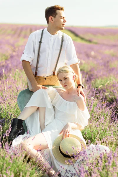 Schönes Porträt von Braut und Bräutigam im Lavendelfeld — Stockfoto