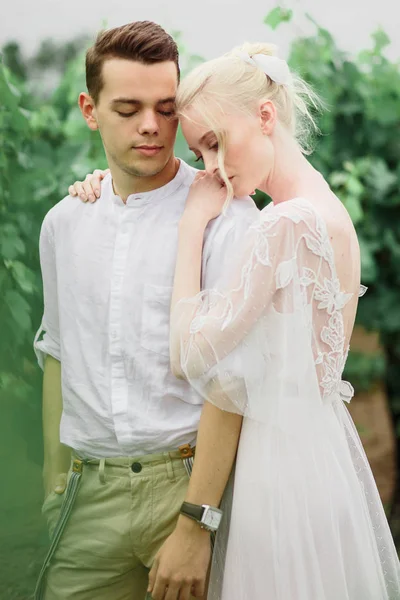 Porträt einer hinreißenden Frau und eines Mannes in den Weinbergen. — Stockfoto