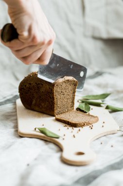 ahşap bir Tahta üzerinde taze pişmiş ekmek ile kesme