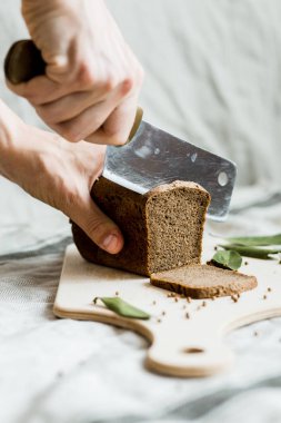 ahşap bir Tahta üzerinde taze pişmiş ekmek ile kesme