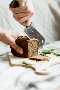 ahşap bir Tahta üzerinde taze pişmiş ekmek ile kesme