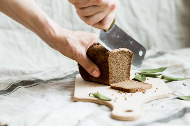 ahşap bir Tahta üzerinde taze pişmiş ekmek ile kesme
