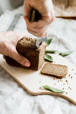 ahşap bir Tahta üzerinde taze pişmiş ekmek ile kesme