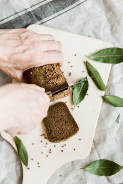 ahşap bir Tahta üzerinde bir bıçak taze pişmiş ekmek ile kesme, üst görünümü