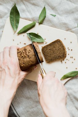 ahşap bir Tahta üzerinde bir bıçak taze pişmiş ekmek ile kesme, üst görünümü