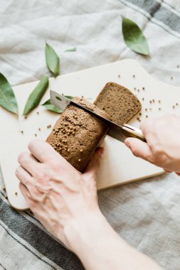 ahşap bir Tahta üzerinde bir bıçak taze pişmiş ekmek ile kesme, üst görünümü