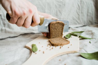 ahşap bir Tahta üzerinde taze pişmiş ekmek ile kesme