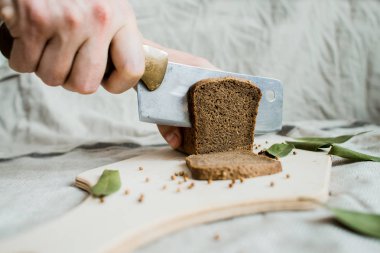 ahşap bir Tahta üzerinde taze pişmiş ekmek ile kesme