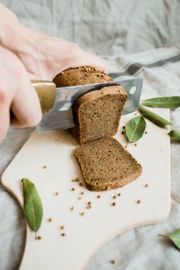 ahşap bir Tahta üzerinde taze pişmiş ekmek ile kesme
