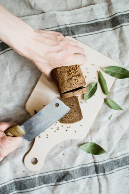 ahşap bir Tahta üzerinde bir bıçak taze pişmiş ekmek ile kesme, üst görünümü