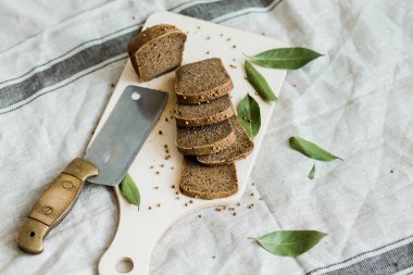 ahşap bir Tahta üzerinde bir bıçak taze pişmiş ekmek ile kesme, üst görünümü