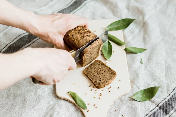 ahşap bir Tahta üzerinde taze pişmiş ekmek ile kesme