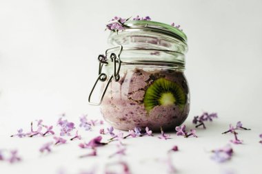 leylak çiçekleri ile cam bir kavanozda sağlıklı smoothie kahvaltı