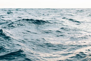 mavi deniz suyu üzerinde dalgalanmalar , doğal deniz arka plan