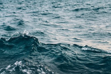 beyaz köpük ile mavi deniz suyu üzerinde dalgalanmalar , doğal deniz arka plan
