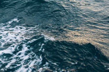 beyaz köpük ile mavi deniz suyu üzerinde dalgalanmalar , doğal deniz arka plan