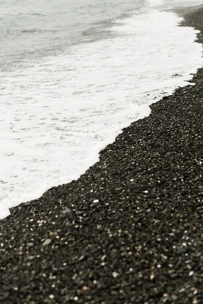 Storm på stranden, tvättar vågen stenarna — Stockfoto