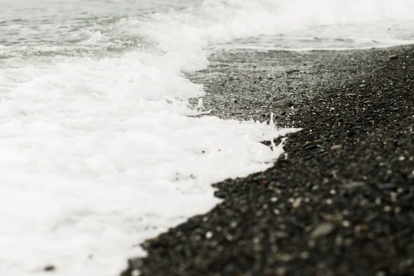 Storm på stranden, tvättar vågen stenarna — Stockfoto