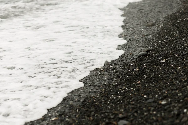 Storm på stranden, tvättar vågen stenarna — Stockfoto