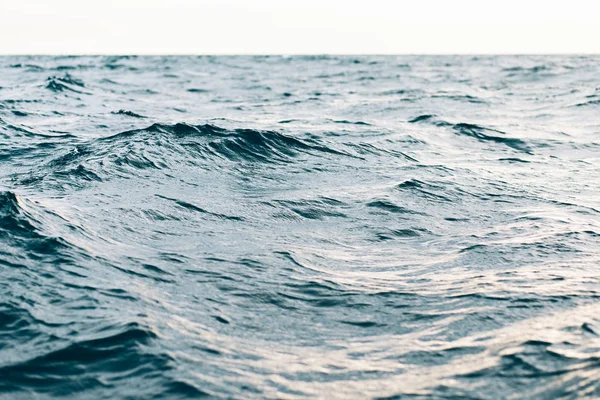 Mavi deniz suyu üzerinde dalgalanmalar , doğal deniz arka plan — Stok fotoğraf