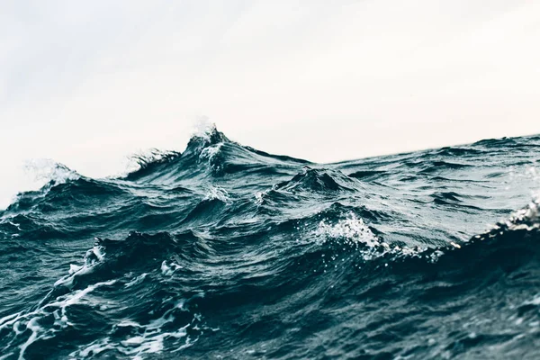 beyaz köpük ile mavi deniz suyu üzerinde dalgalanmalar , doğal deniz arka plan