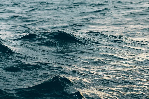 Rimpelingen op Blue Sea water, natuurlijke zee achtergrond — Stockfoto