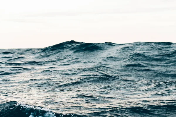蓝色海水上的波纹，天然海洋背景 — 图库照片