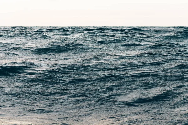 Increspature su blu acqua di mare, sfondo naturale del mare — Foto Stock