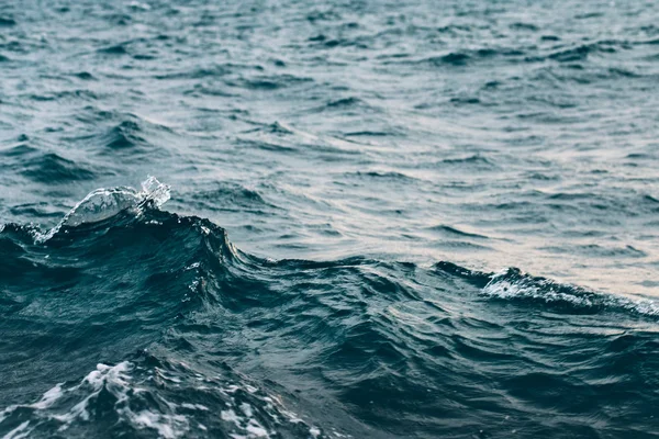 Рябь на синей морской воде с белой пеной, природный морской фон — стоковое фото