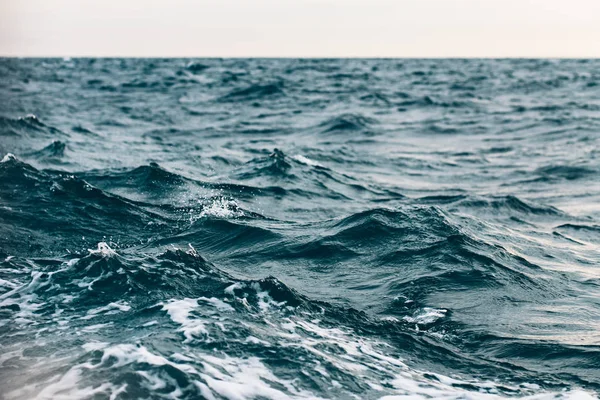 蓝色海水的波纹与白色泡沫，天然海洋背景 — 图库照片