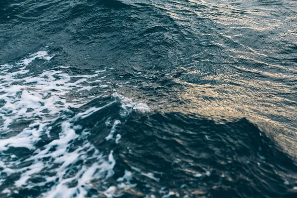 Increspature su acqua di mare blu con schiuma bianca, fondo marino naturale — Foto Stock