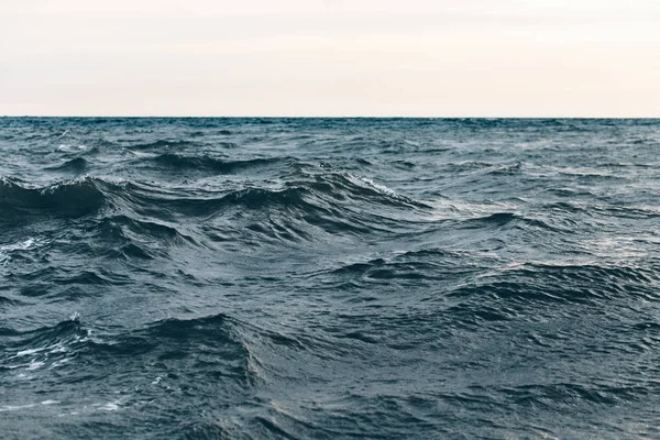 Ondulations sur l'eau de mer bleue, fond naturel de la mer — Photo