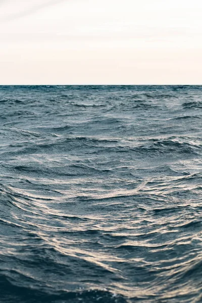 푸른 바다 물에 잔물결, 자연 바다 배경 — 스톡 사진