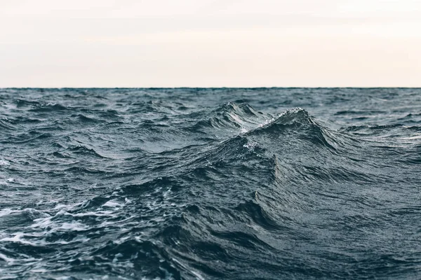 蓝色海水的波纹与白色泡沫，天然海洋背景 — 图库照片